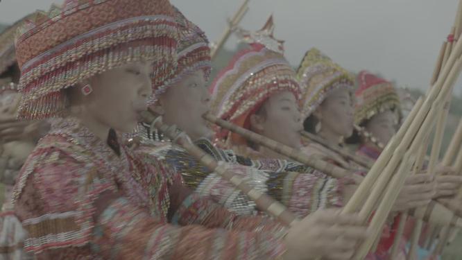 少数民族姑娘芦笙演奏