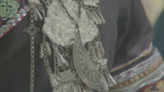 少数民族服饰银器元素