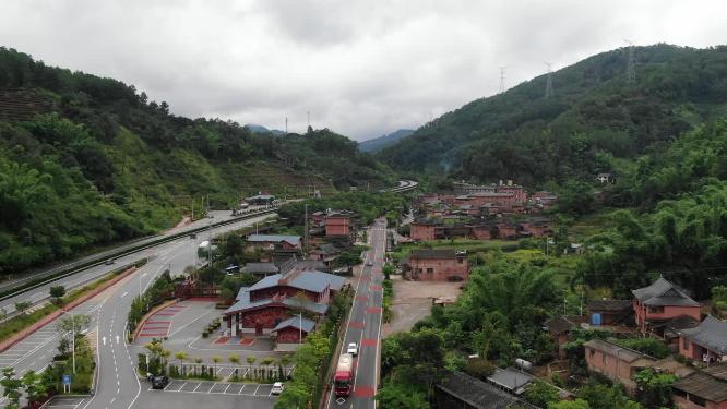 宁洱那柯里特色小镇绿美公路建设路段