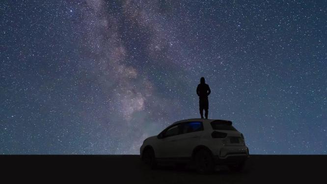 银河星空下眺望远方的人物延时