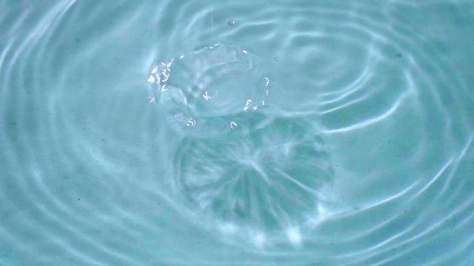 水滴落下激起涟漪