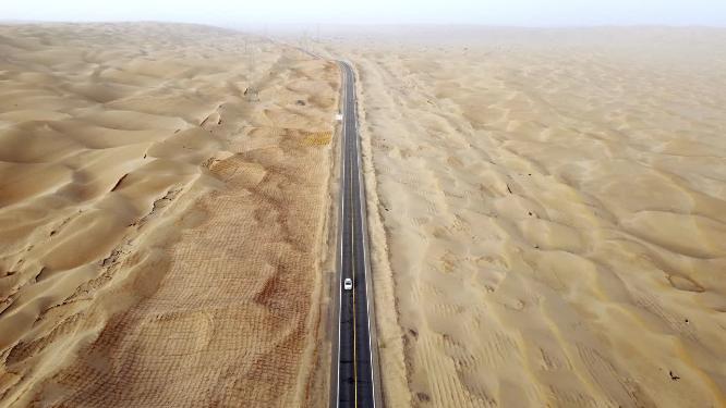 新疆沙漠公路行驶的大货车