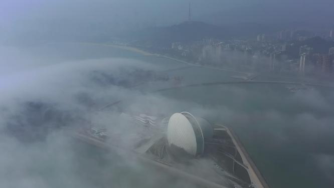 城市地标日月贝歌剧院及流动的白云