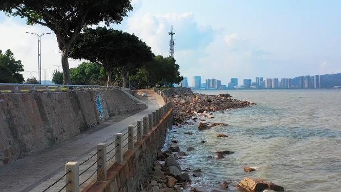 海边飞无人机的人