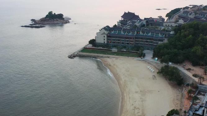 在海边航拍仿古建筑