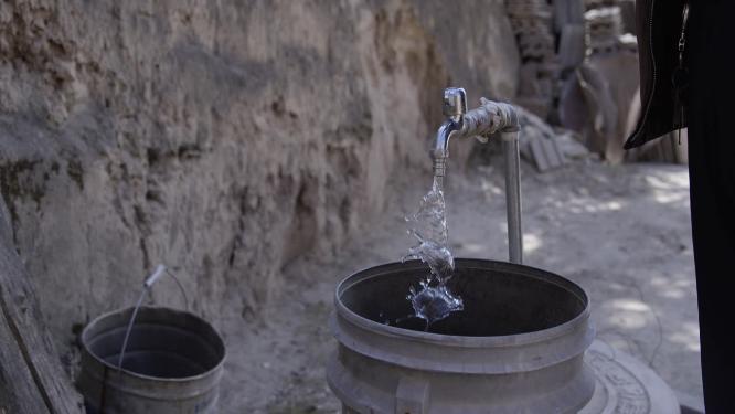 4K水龙头出水打水加水