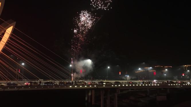 夜晚特斯拉灯光秀特斯拉车友会