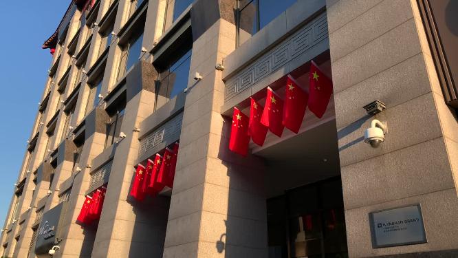 国庆街头氛围实拍商铺插国旗国庆城市迎国庆