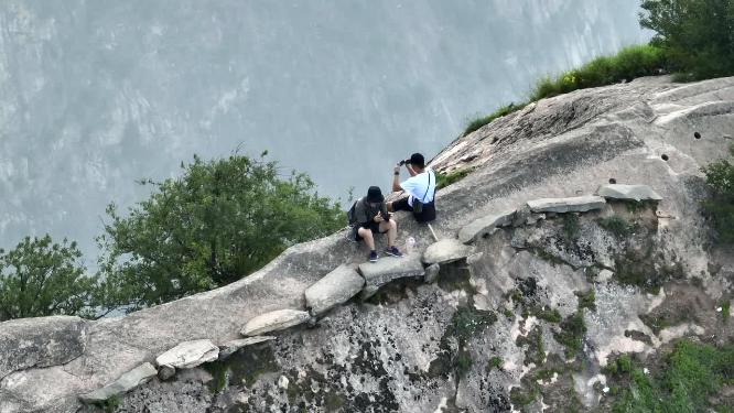 秦岭登山旅拍素材男子爬山航拍合集旅拍vlog