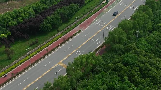 一家人开着商务车行驶在路上一家人去露营