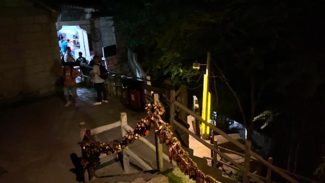 夜爬华山全民健身登高登山道夜晚爬山人群