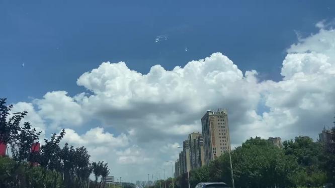 车行 蓝天白云