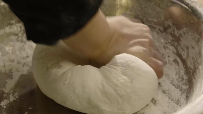 厨师在案板上揉捏面团