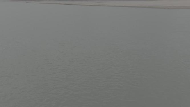 航拍飞越水面俯拍江面河面湖面从水面飞向陆地