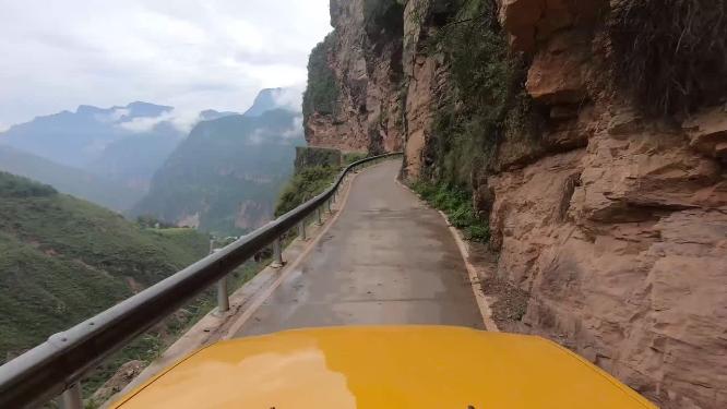 云南山路汽车第一视角行驶