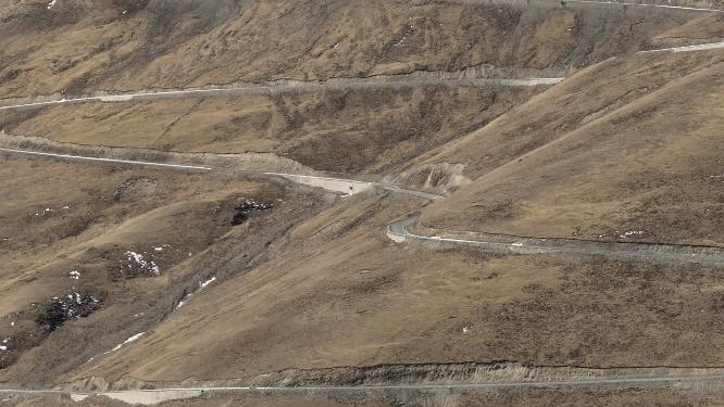 汽车在盘山公路上行驶航拍