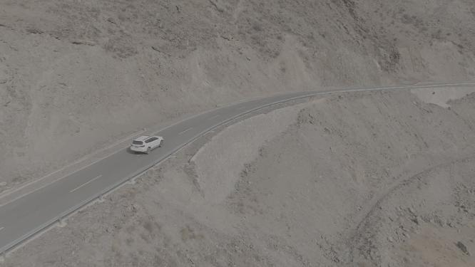 汽车行驶在山间公路上航拍