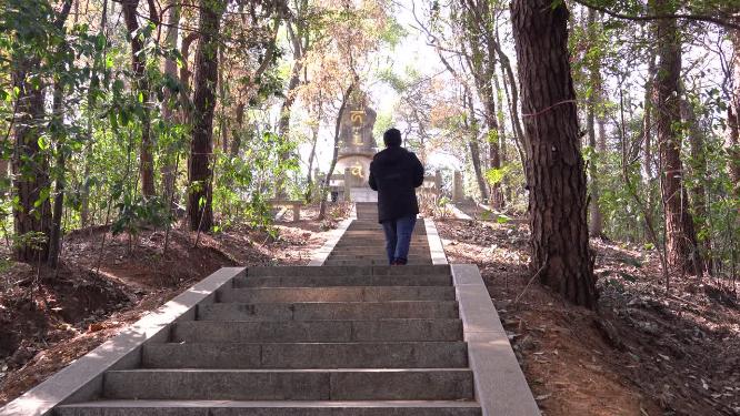 周末户外爬山登山