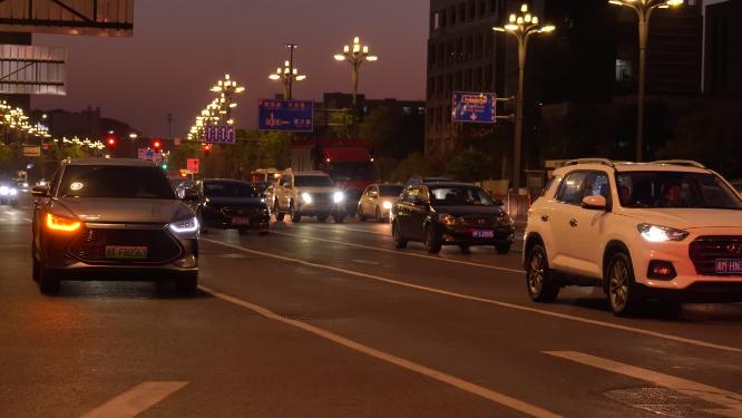 夜晚路口公交车辆行驶