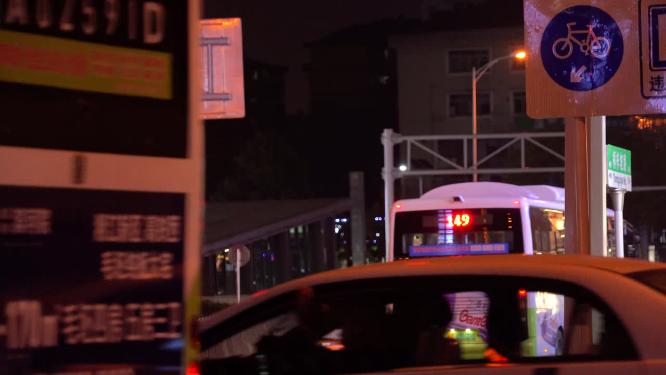 夜晚路口公交车辆行驶
