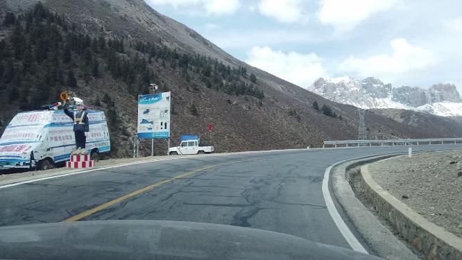 航拍西藏昌都国道317加吉拉山雪山
