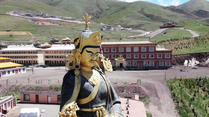 航拍青海果洛玛沁县喇日寺格萨尔王藏传佛教