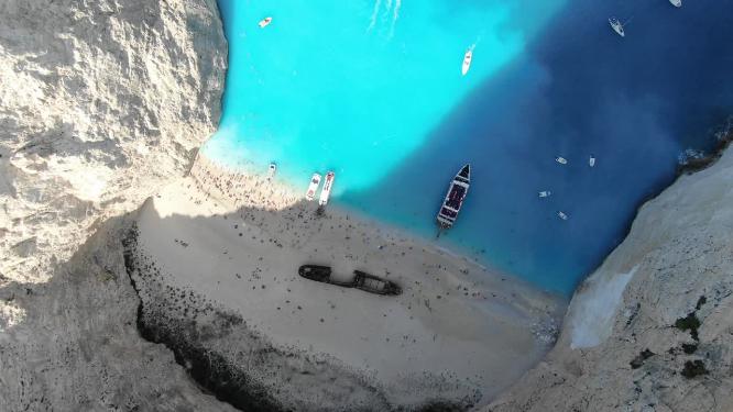 航拍希腊扎金索斯爱奥尼亚海沙滩蓝海船只沉船湾