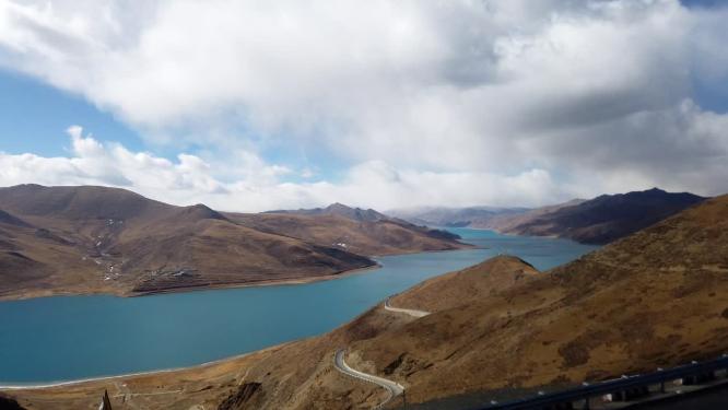 航拍延时西藏山南羊卓雍措圣湖