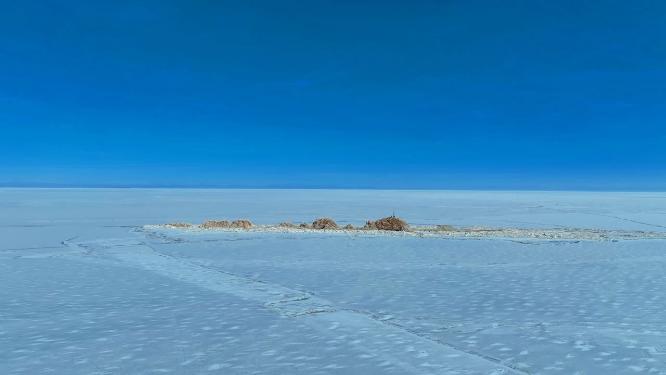 航拍冬季冰封青海湖三块石