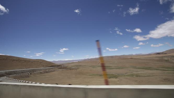 西藏公路驾驶汽车拍摄