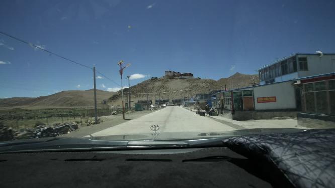 西藏公路驾驶汽车拍摄