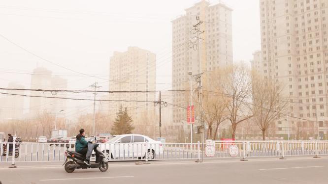 北方沙尘暴天气马路上的车流