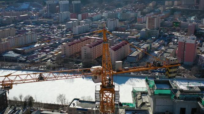 航拍城镇建筑工地的塔吊特写