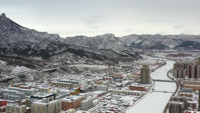 航拍小雪中的城镇城区与河道