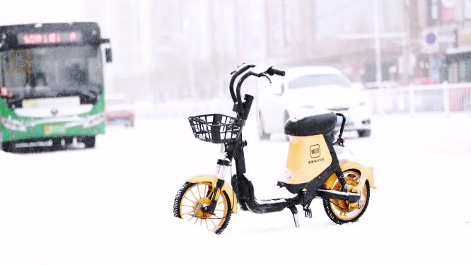 冬天大雪中停在路边的共享电动车特写镜头