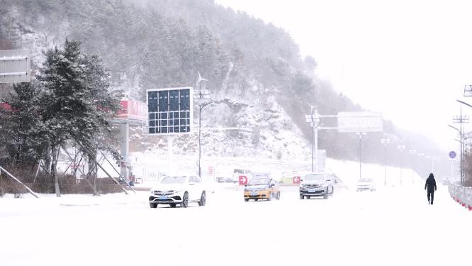 冬天大雪中道路行驶的车流