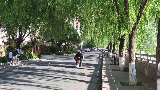 夏天城镇河堤通道行走的路人