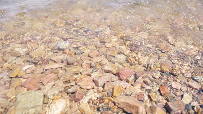 湖水拍打在湖边的石头上