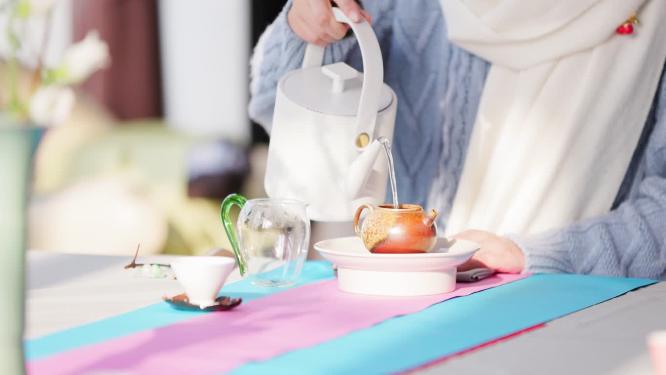茶艺师往茶壶倒水慢动作
