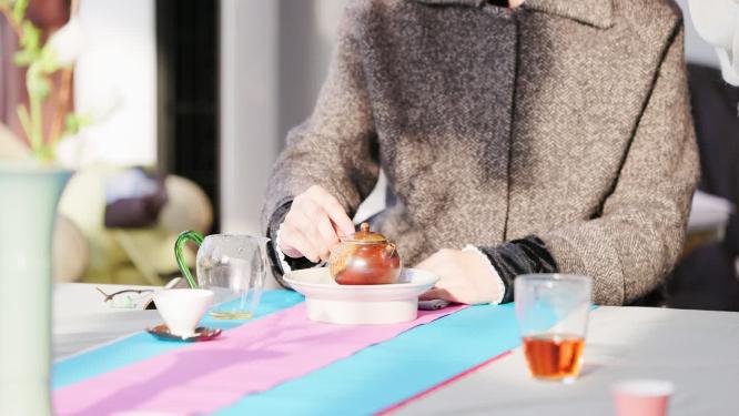 茶艺师指导学员茶艺动作