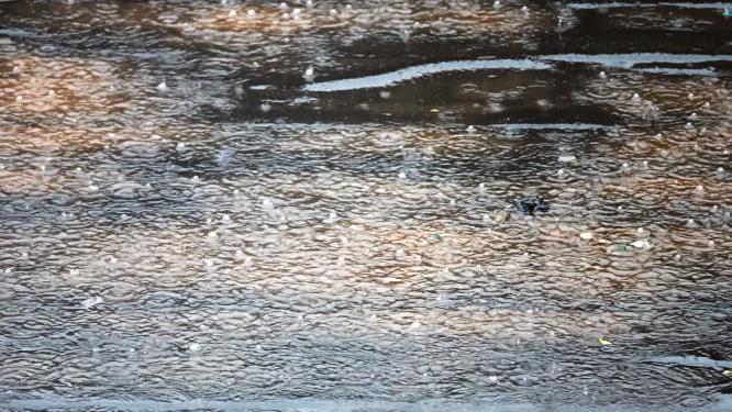 下雨天大雨滴落水面4K慢镜头