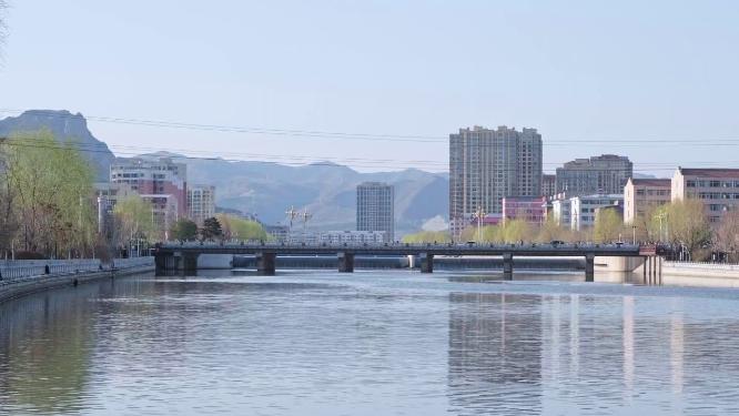 春天北方城市的河道与桥梁