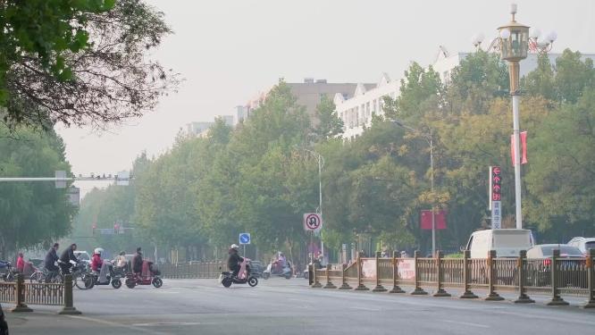 清晨十字路口上班赶路的人生活气息