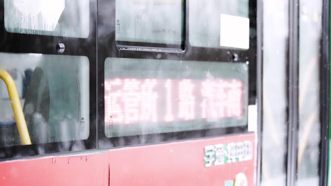 雪花飘落实拍公交车车窗