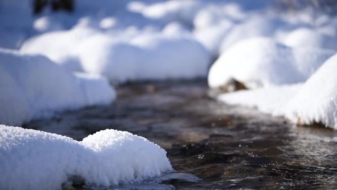 冬天雪地里的河流虚实焦转换特写