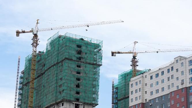 楼房建筑工地上施工的塔吊实拍