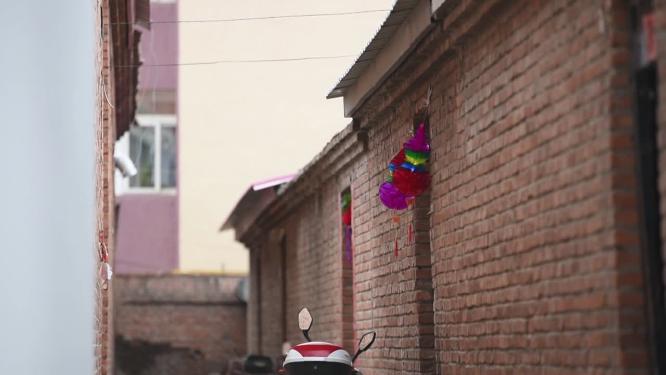 端午节挂在院外墙壁上的葫芦