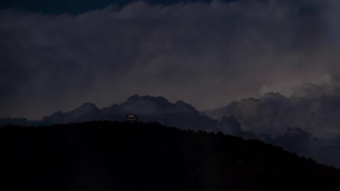 4K实拍延时雷雨闪电的远山与云层
