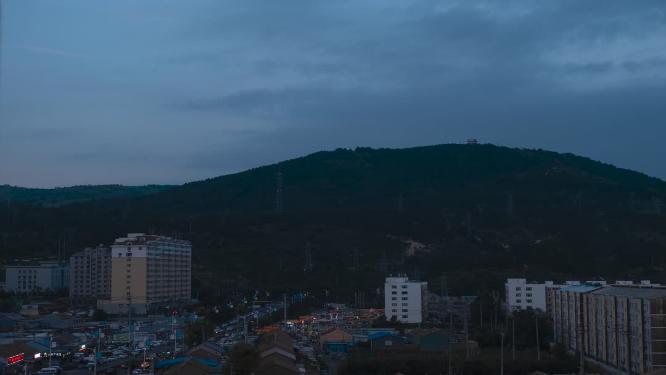 北方山区小镇日转夜延时视频