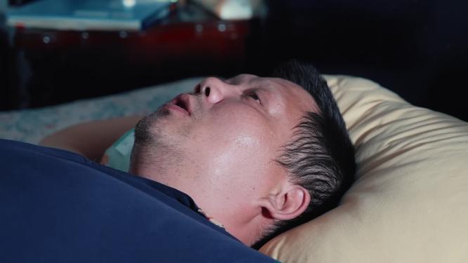 躺床上 病人 生命垂危 手术前 绝望悲哀